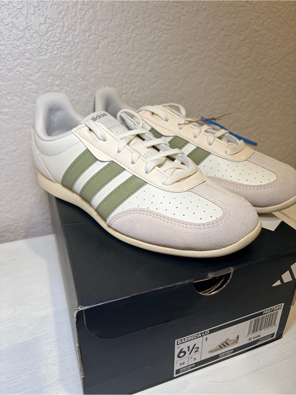 adidas women’s 6.5 Barredo Lo Casual Sneakers in Cream & Olive NWT
